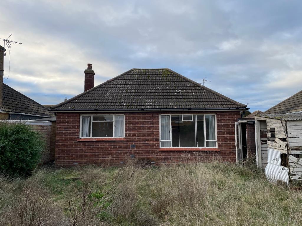 Lot: 43 - TWO-BEDROOM BUNGALOW FOR IMPROVEMENT - Rear elevation of the detached bungalow in Clacton on Sea
